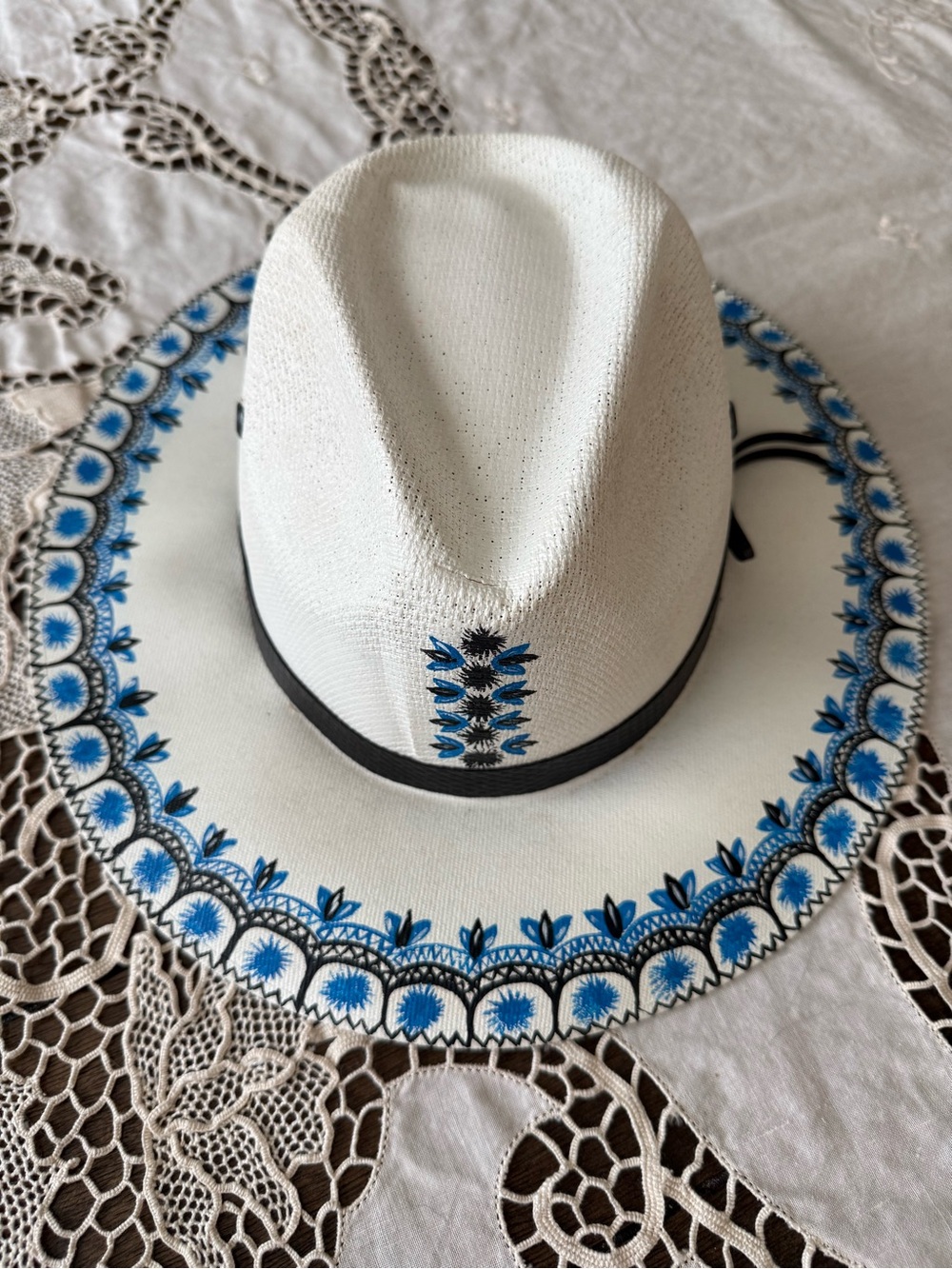 Bonitos White straw hat with blue and black hand painted design